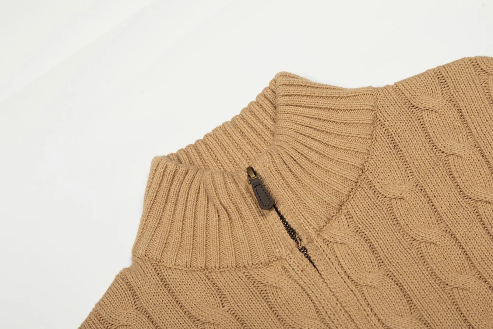 P260 Top quality" Style number: DS814# (not off the shelves all year round) [Ralph Lauren full zipper solid color pony embroidered logo twist knitted sweater jacket] ✅Ralph Lauren Ralph Lauren full zipper classic basic versatile style unisex couple knitted sweater autumn and winter coat ✅Main supplier platform live broadcast Wholesale entities Replacement when out of stock Not off the shelf ✅ZP quality 1:1 version Scan the code to enter the GF website Counter quality ✅Details and quality are the only one in Guangzhou. Imported quality cotton yarn focuses on high-end and cost-effective. Needless to say good quality. ✅The version is restored to the original order. The maximum size can be worn up to 200 pounds. Loose, comfortable and stress-free. ✅The upper body is simple and easy to match. A must-have item for ootd. Good-looking clothes are never picky. Recommended must-have items in the wardrobe. Size: S-XL. Color: Black and red, milky white, gray blue, khaki, navy red label, Ankora red.